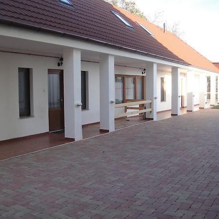 Paks Panzio Hotel Buitenkant foto