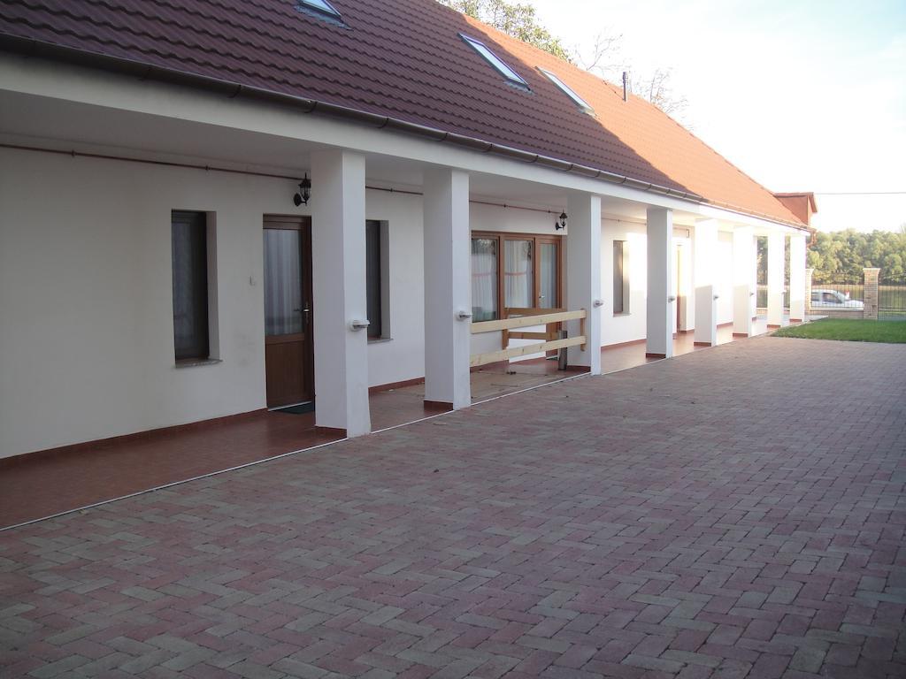 Paks Panzio Hotel Buitenkant foto