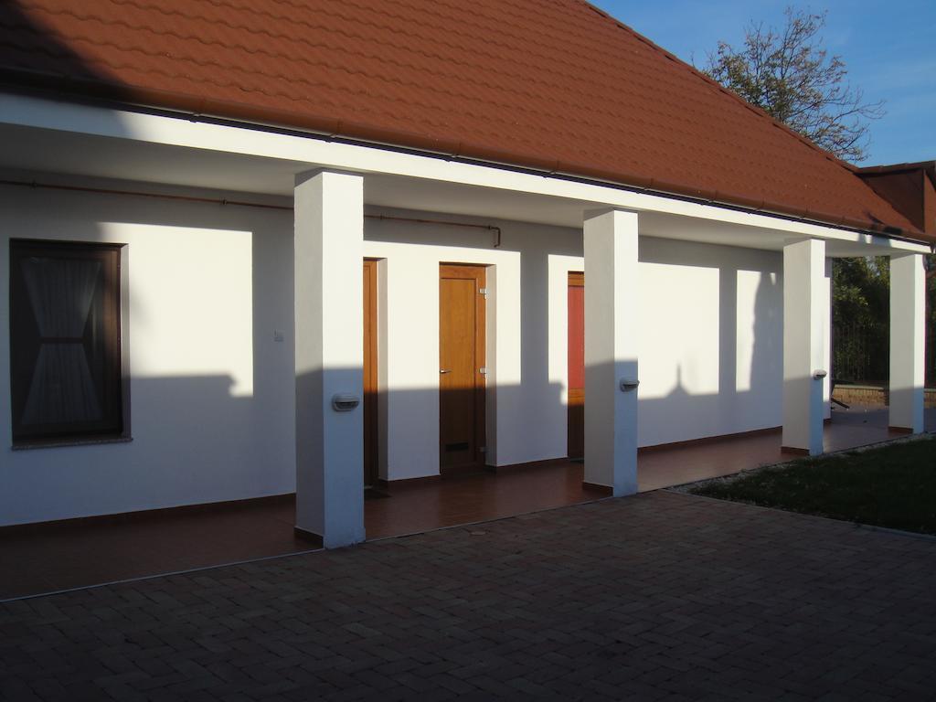 Paks Panzio Hotel Buitenkant foto
