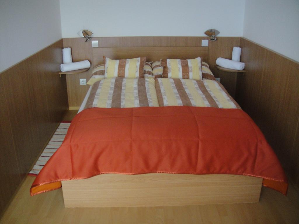 Paks Panzio Hotel Buitenkant foto