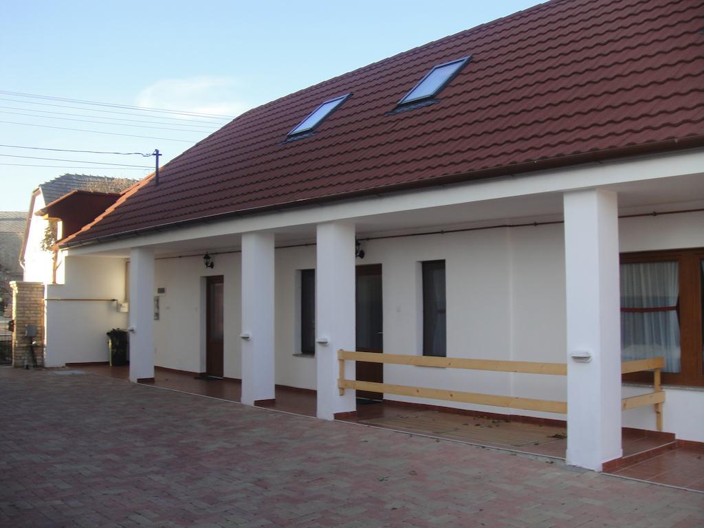 Paks Panzio Hotel Buitenkant foto
